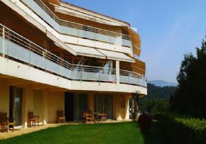 Façade et jardin arboré A Casa Serena